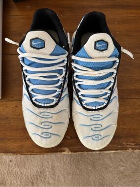 Nike Men’s White & Light Blue Running Sneakers